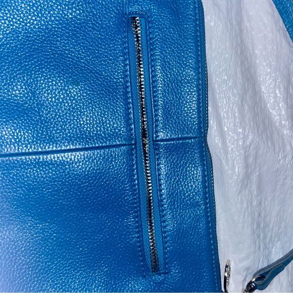 Tory Burch leather Teal crossbody. Great condition except zip pull on back. - Picture 3 of 8